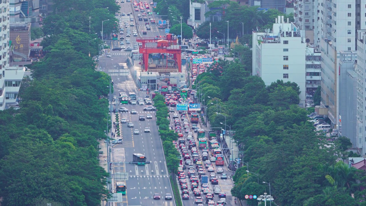 城市公路十字路口有序车流视频素材