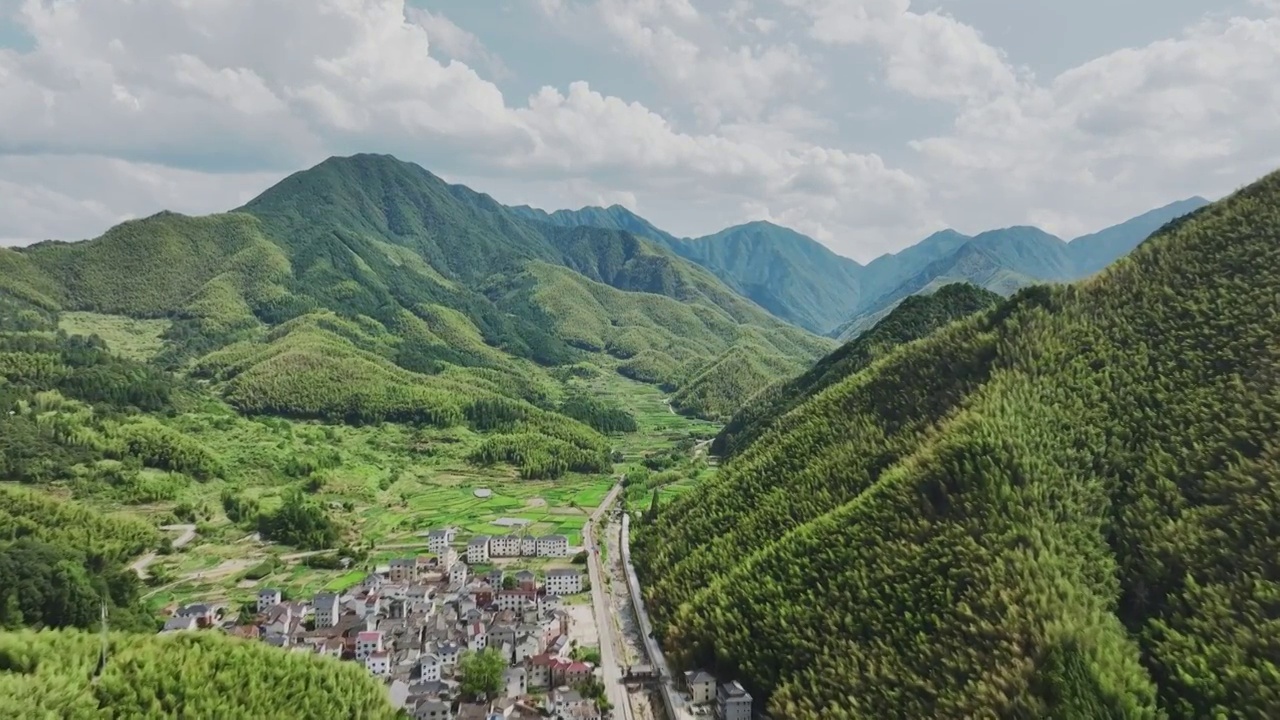 航拍蓝天白云下的山区农村视频素材