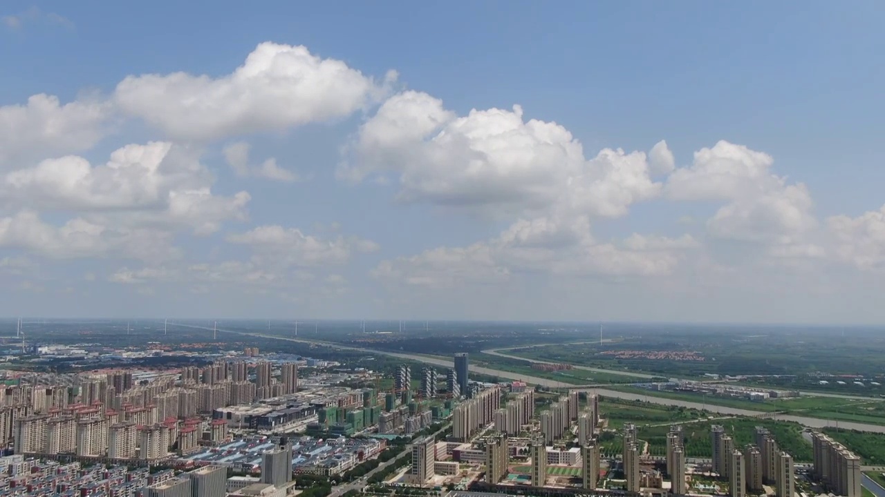 晴朗的天气，航拍山东德州庆云的蓝天白云，城市在自然美景的映衬下，显得更加动人视频下载