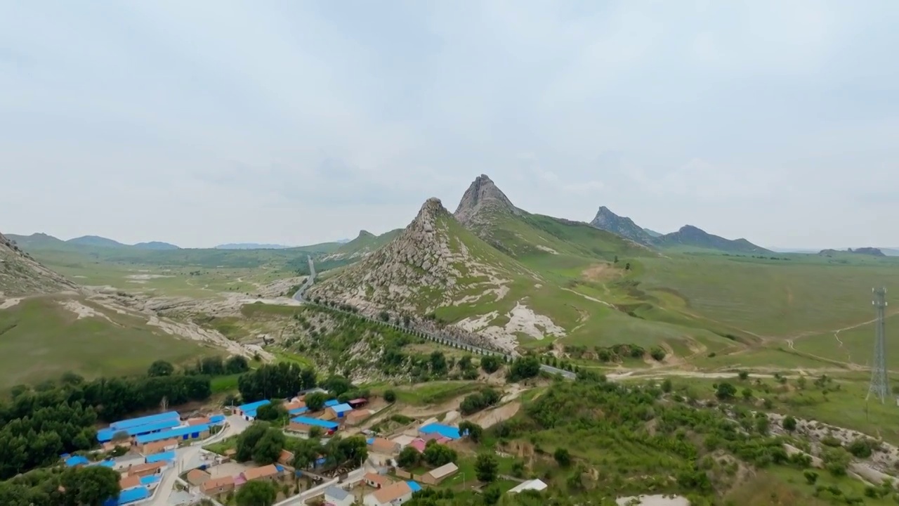 内蒙古赤峰市巴林左旗七锅山下的小村（航拍）视频素材