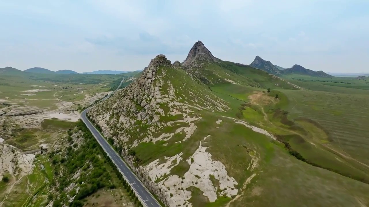 内蒙古赤峰市巴林左旗七锅山下的小村（航拍）视频素材