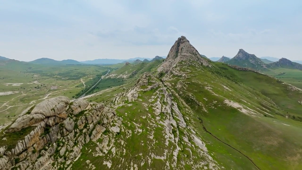 内蒙古赤峰市巴林左旗七锅山下的小村（航拍）视频素材