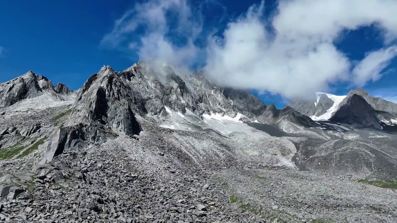 航拍四川甘孜党岭卓雍那日玛雪山视频素材