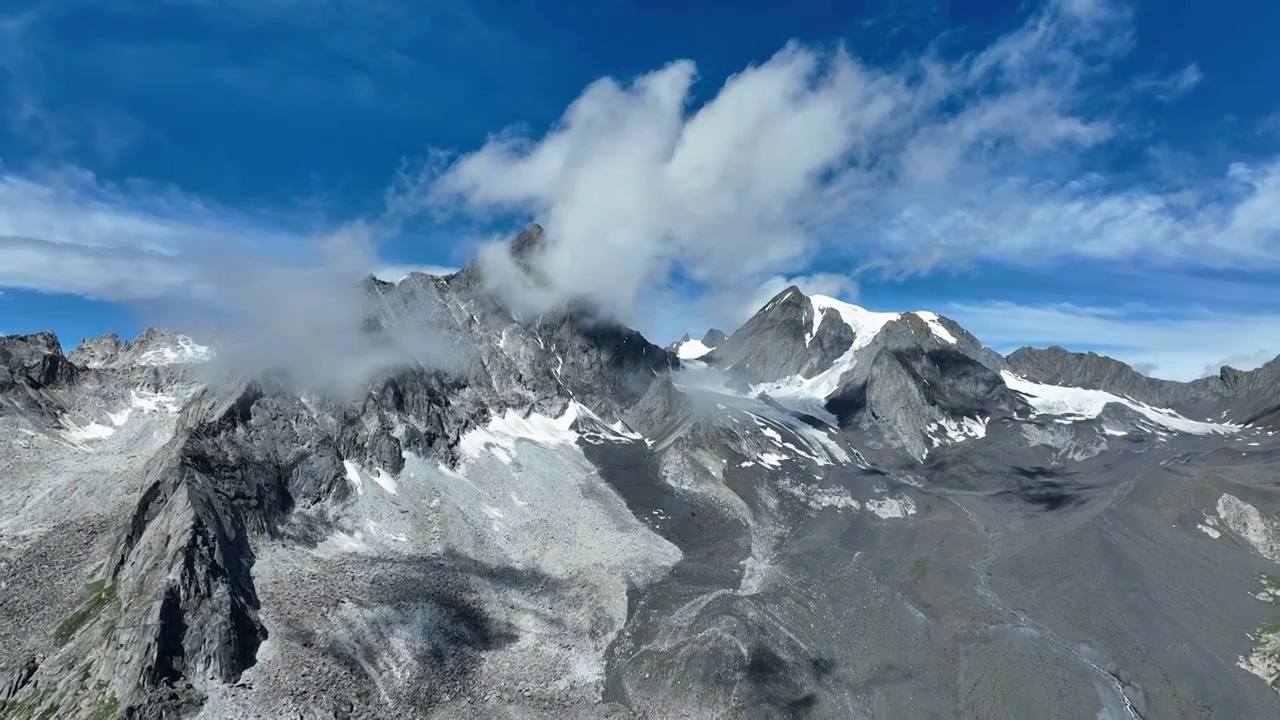 航拍四川甘孜党岭卓雍那日玛雪山视频素材