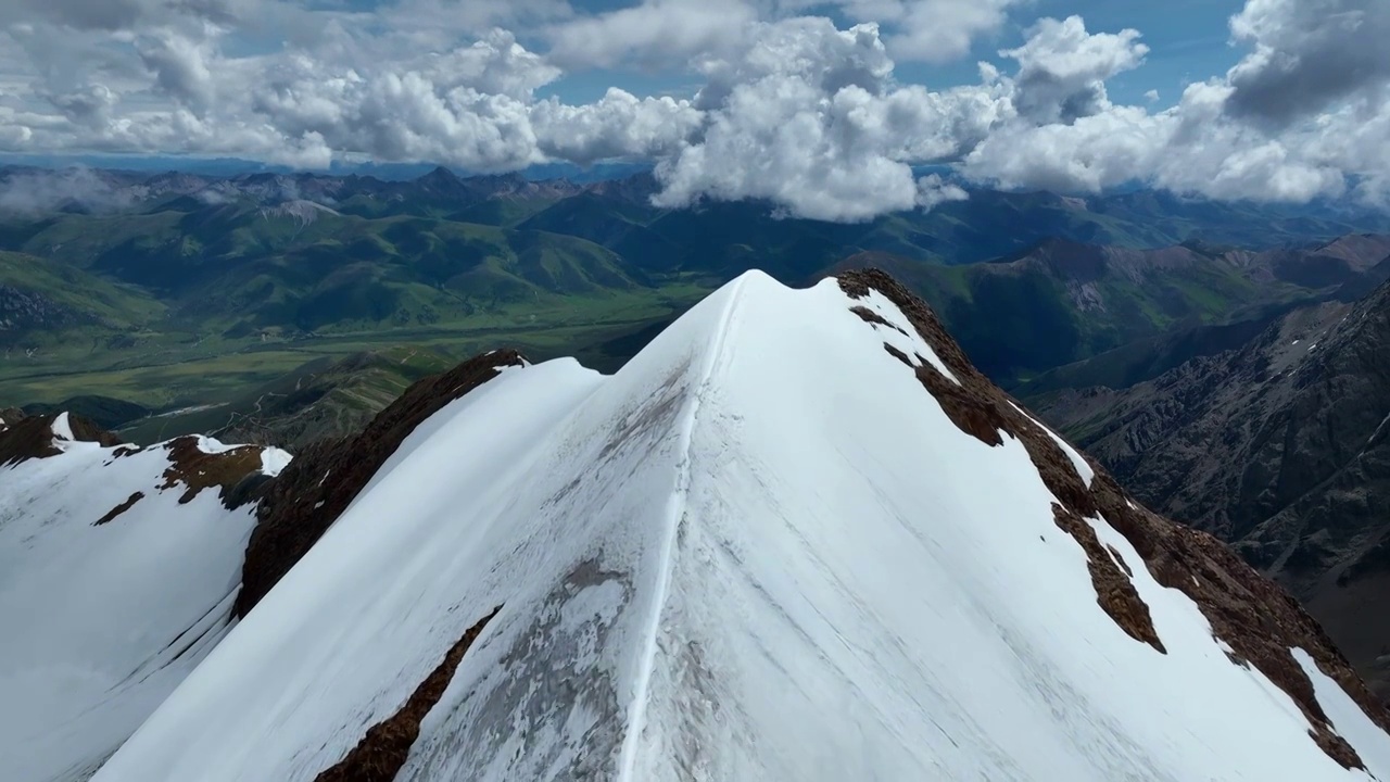 航拍沙鲁里山脉尼登贡嘎峰视频素材