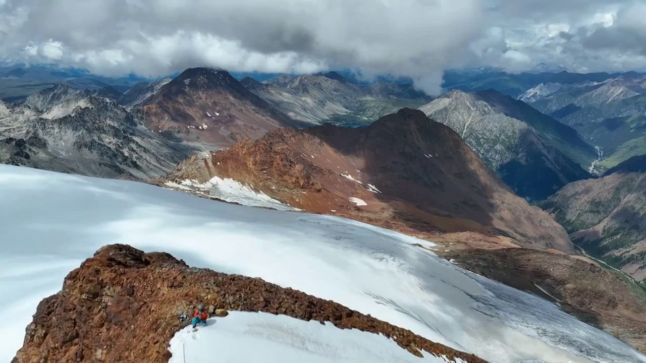 航拍沙鲁里山脉尼登贡嘎峰视频素材