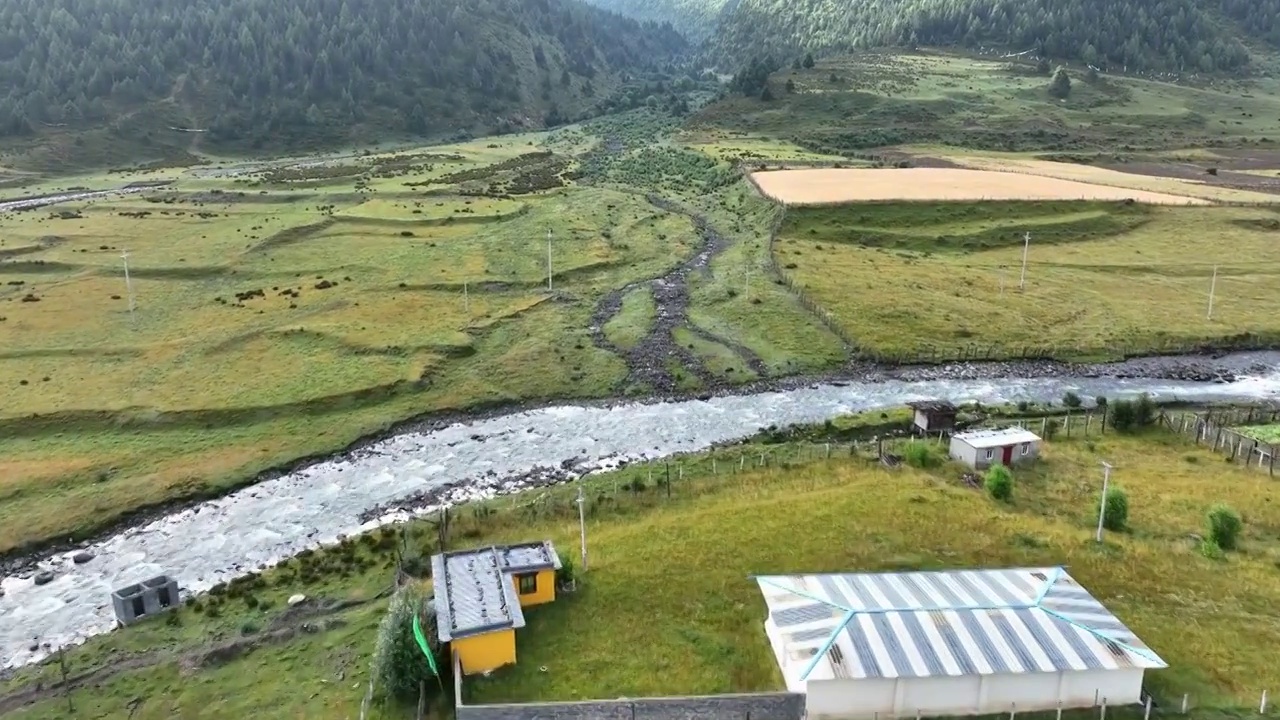 四川甘孜贡嘎山乡乡村白塔视频素材