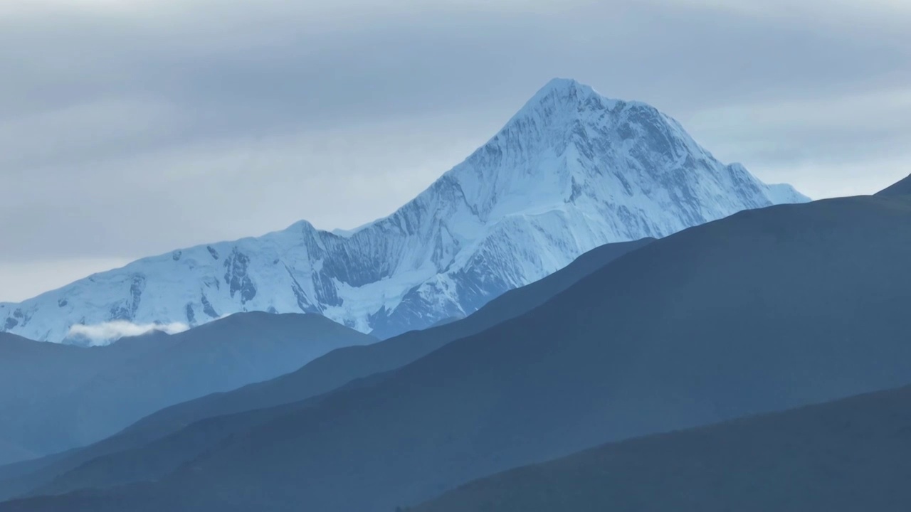 航拍四川甘孜蜀山之王贡嘎山视频素材