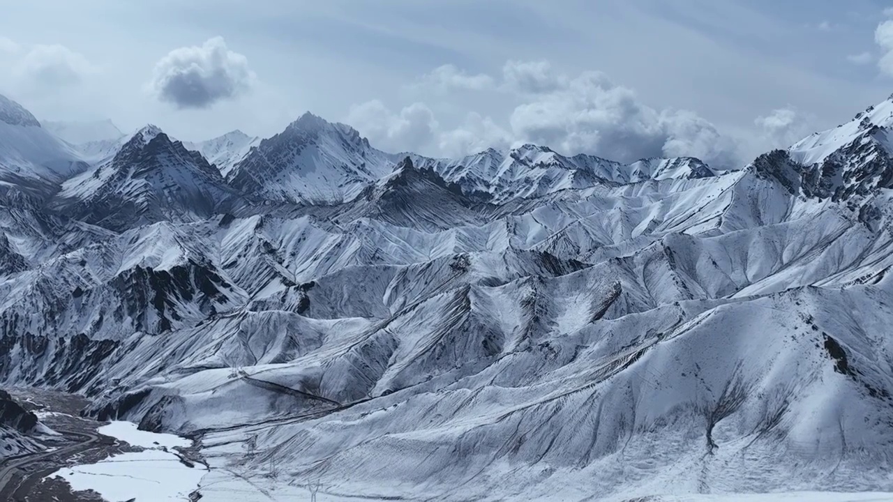 西藏新疆雪山公路航拍风景云视频素材