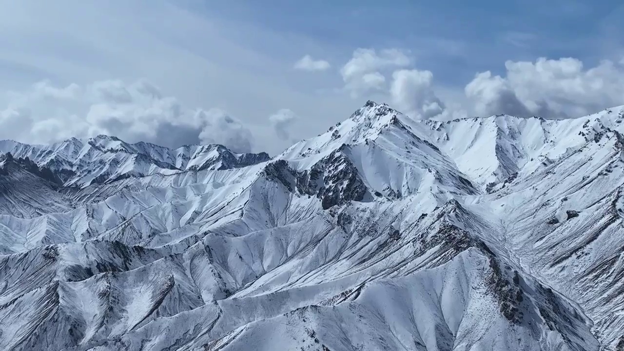 西藏新疆雪山公路航拍风景云视频素材