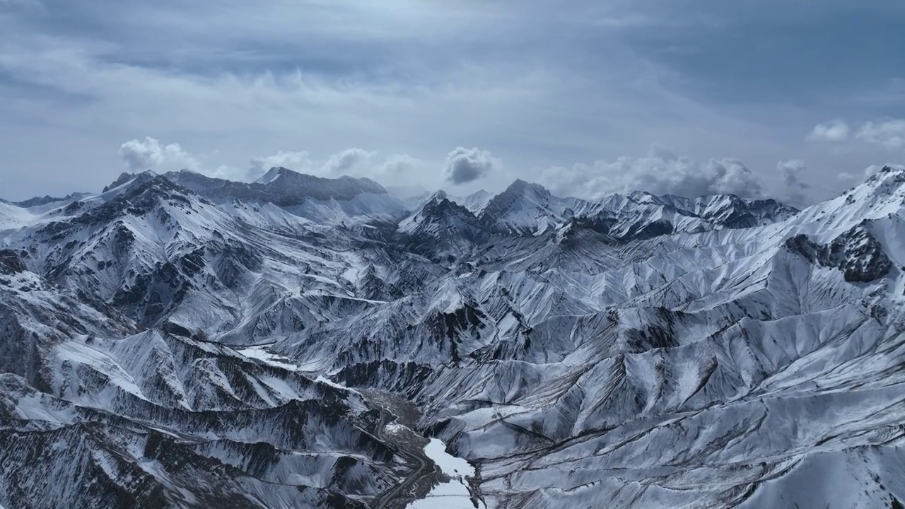 西藏新疆雪山公路航拍风景云视频素材