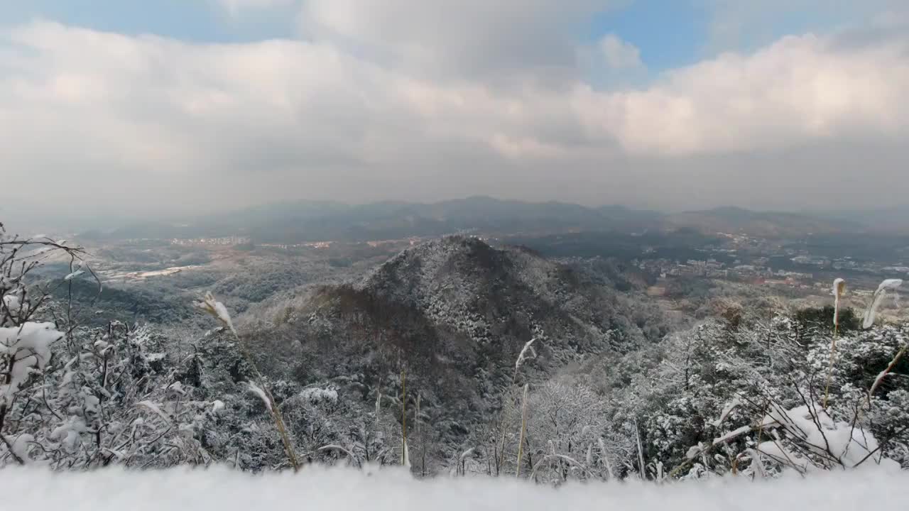 义乌大陈鹅峰山雪后蓝天白云云海延时摄影视频素材