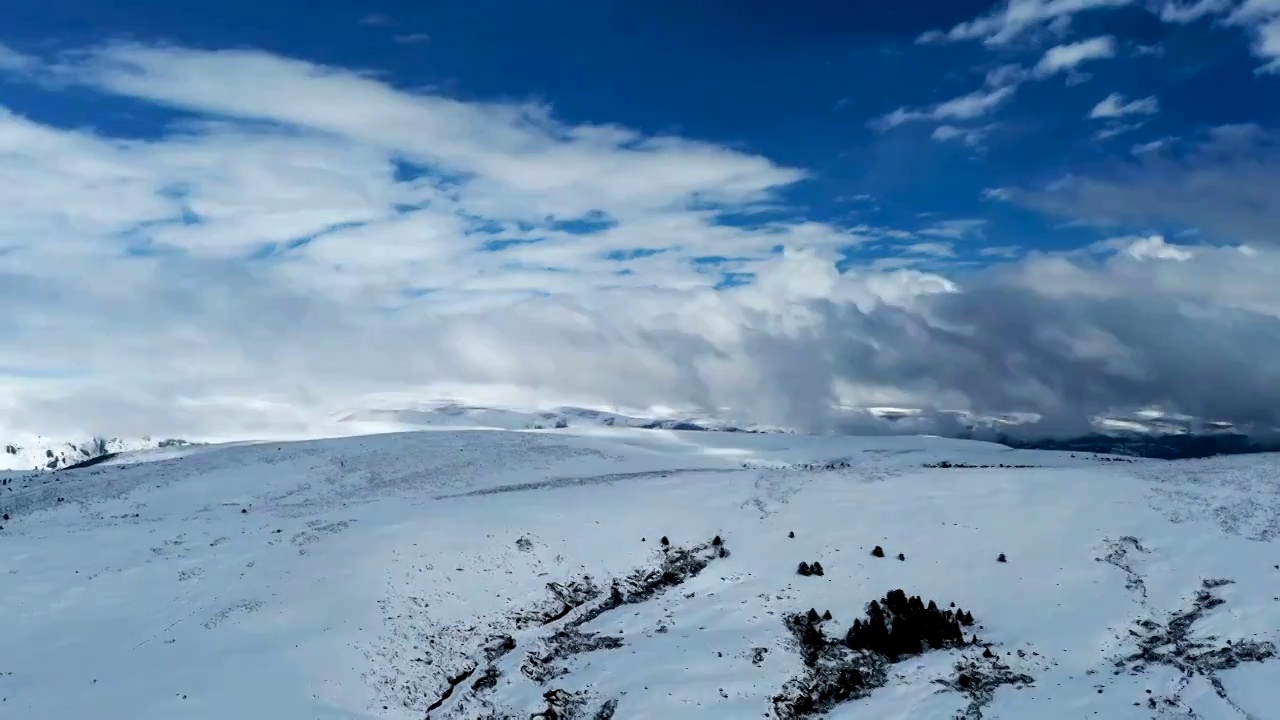 航拍四川甘孜州理塘二郎寺雪后移动延时视频素材