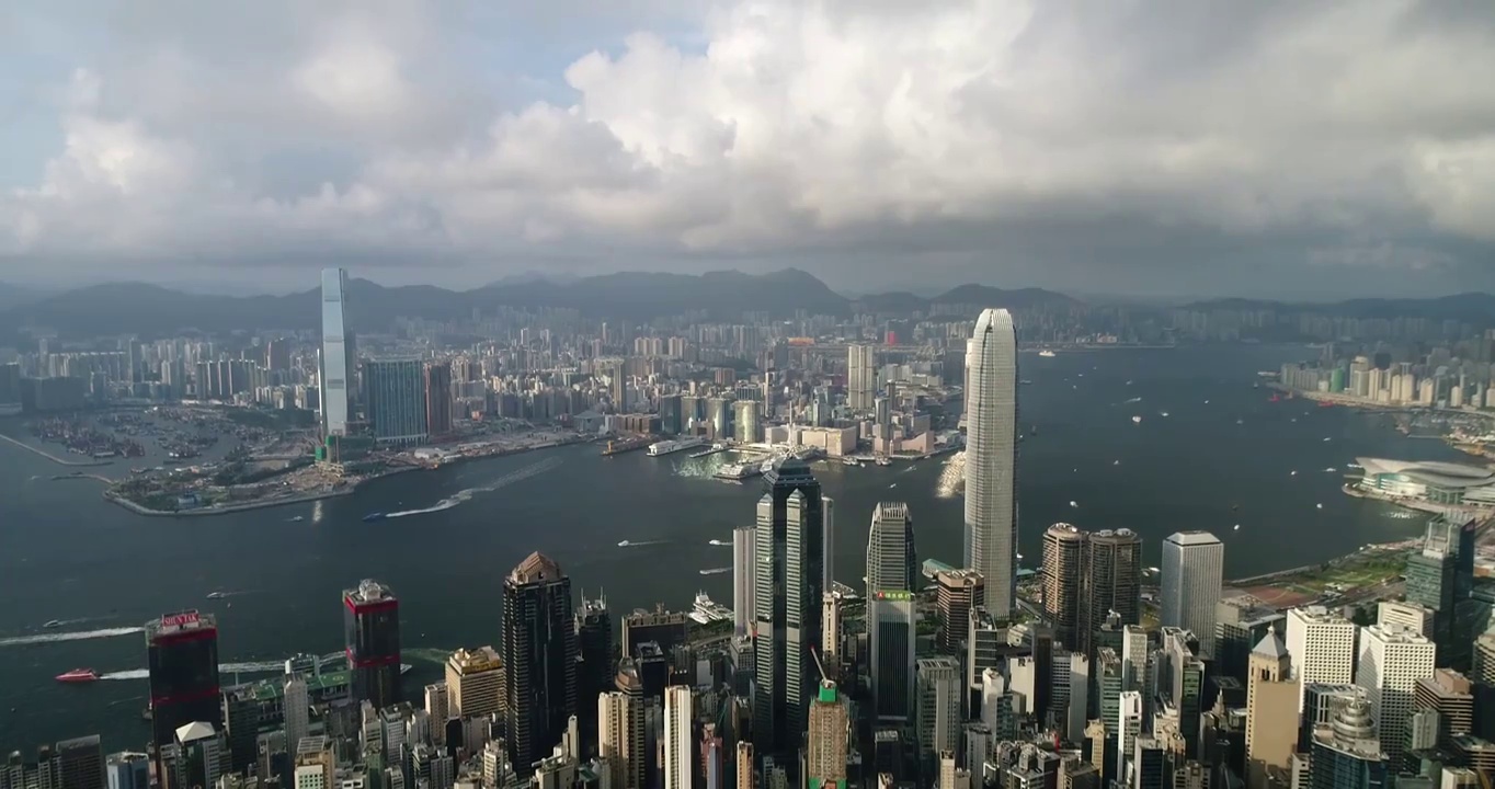 中国香港维多利亚港中环太平山白天航拍视频素材