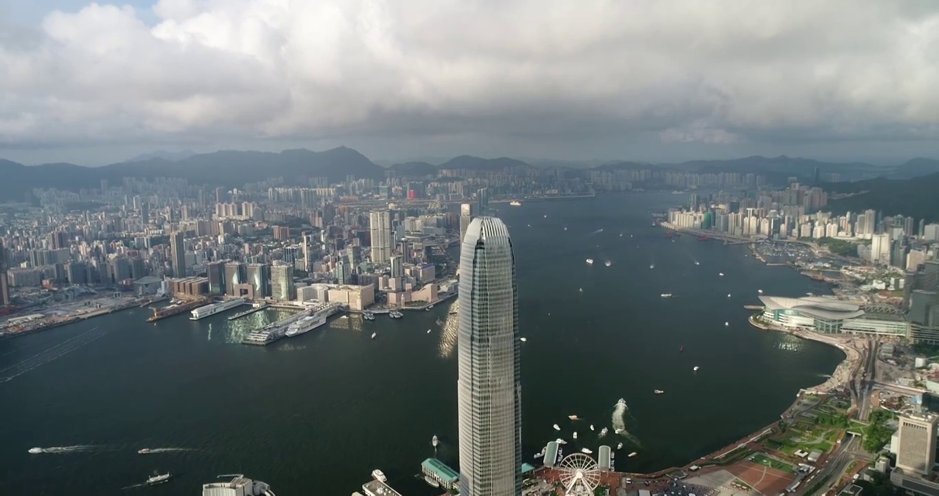 中国香港维多利亚港中环太平山白天航拍视频素材