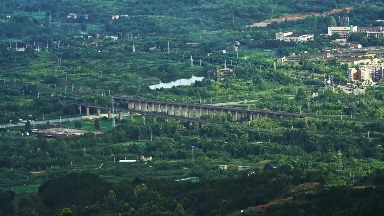 动车穿梭城市视频素材