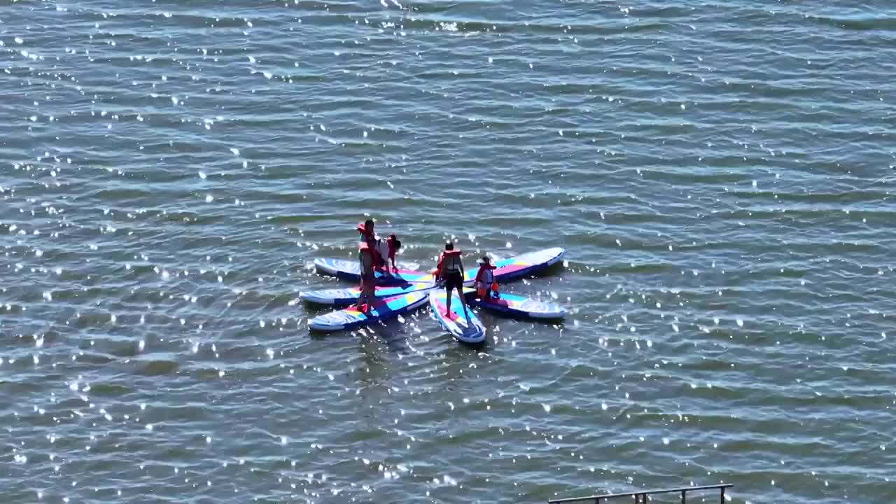 航拍武汉夏天东湖上桨板运动的少年视频素材