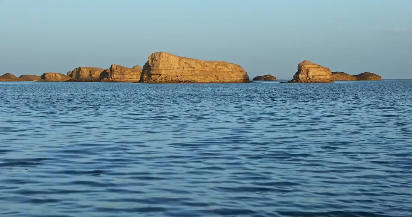 水上雅丹，湖水，岛屿，小岛，雅丹，雅丹地貌，乌素特水上雅丹，孤岛，夕阳视频素材