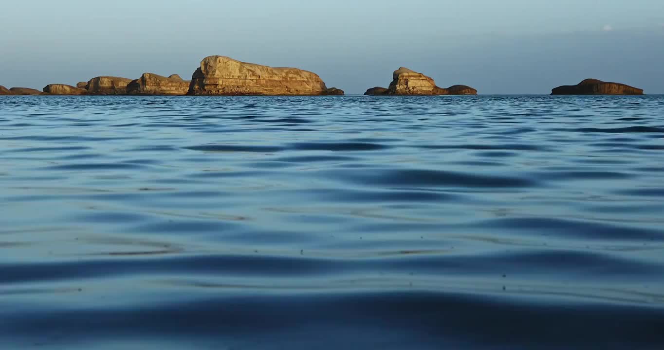 水上雅丹，湖水，岛屿，小岛，雅丹，雅丹地貌，乌素特水上雅丹，孤岛，夕阳视频素材