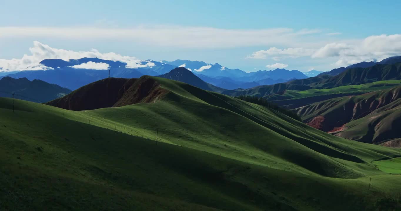 祁连山的风光，祁连卓尔山景区，夏季的祁连山，祁连草原，绿水青山，避暑胜地视频素材