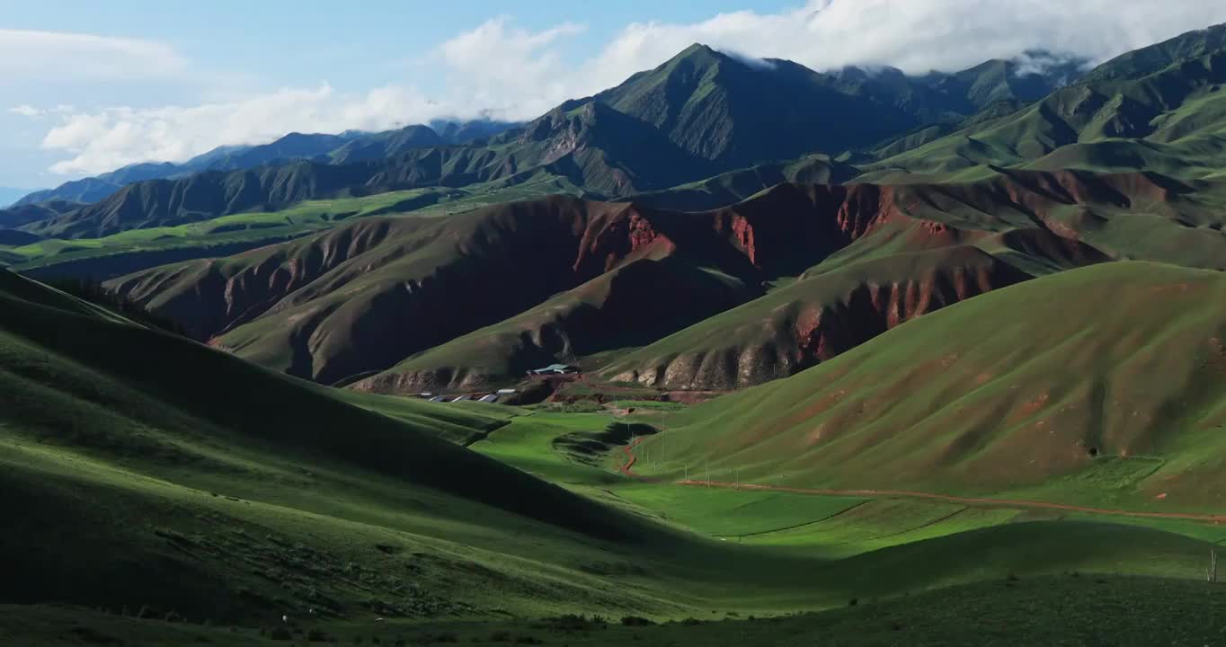 祁连山的风光，祁连卓尔山景区，夏季的祁连山，祁连草原，绿水青山，避暑胜地视频素材