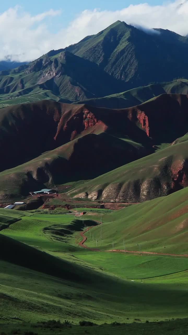 祁连山的风光，祁连卓尔山景区，夏季的祁连山，祁连草原，绿水青山，避暑胜地视频素材