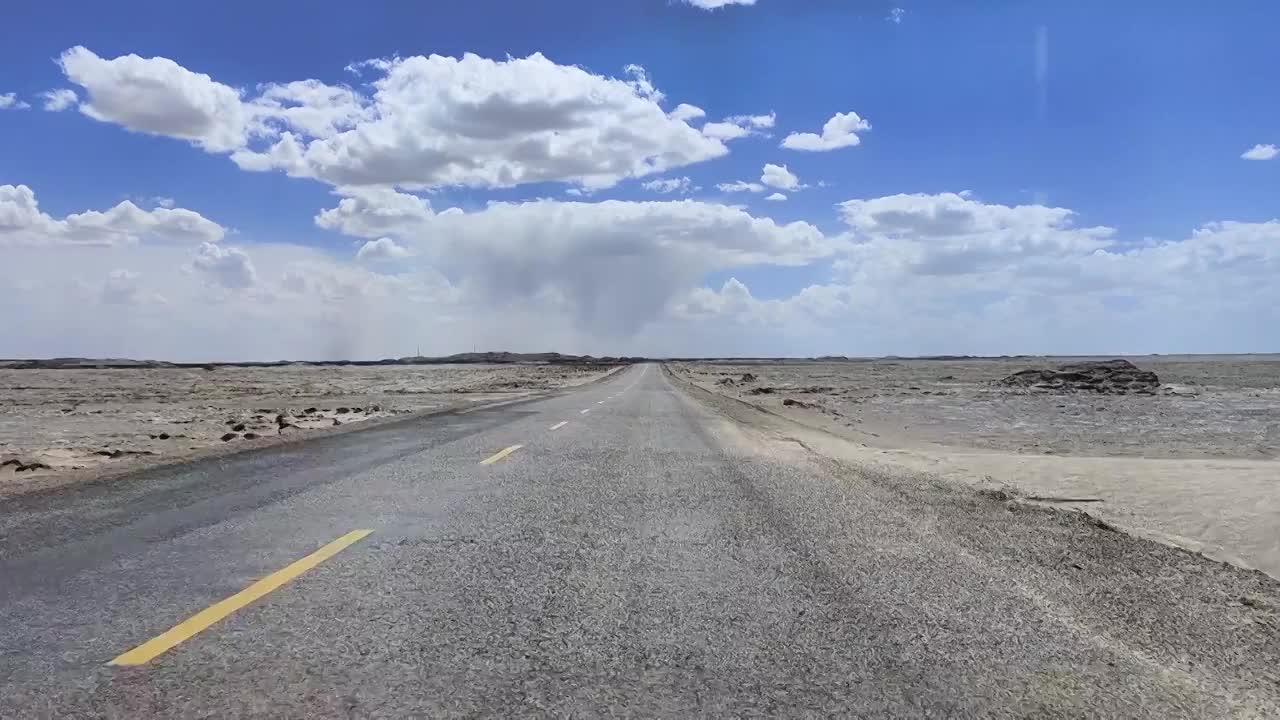 公路，干净的路面，戈壁滩，荒漠，马路，板油路，前进的路，行驶，速度，柴达木盆地视频素材