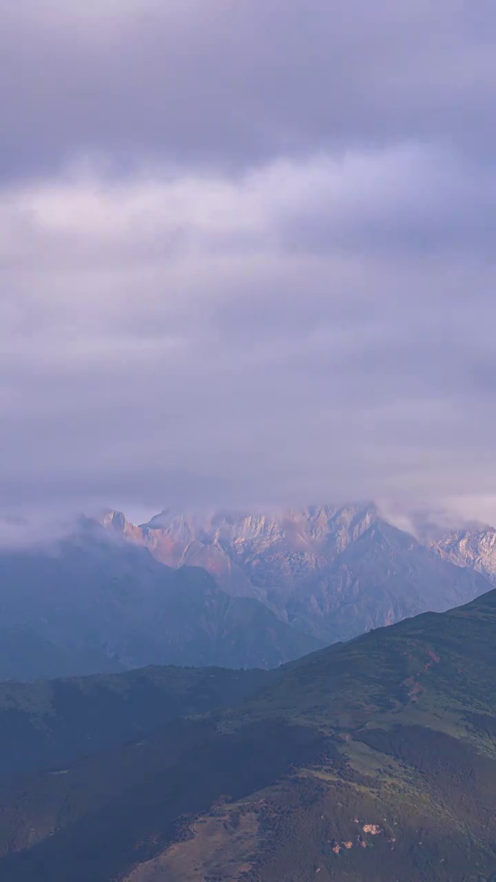 延时山川风光：四姑娘山景区神山上视频素材