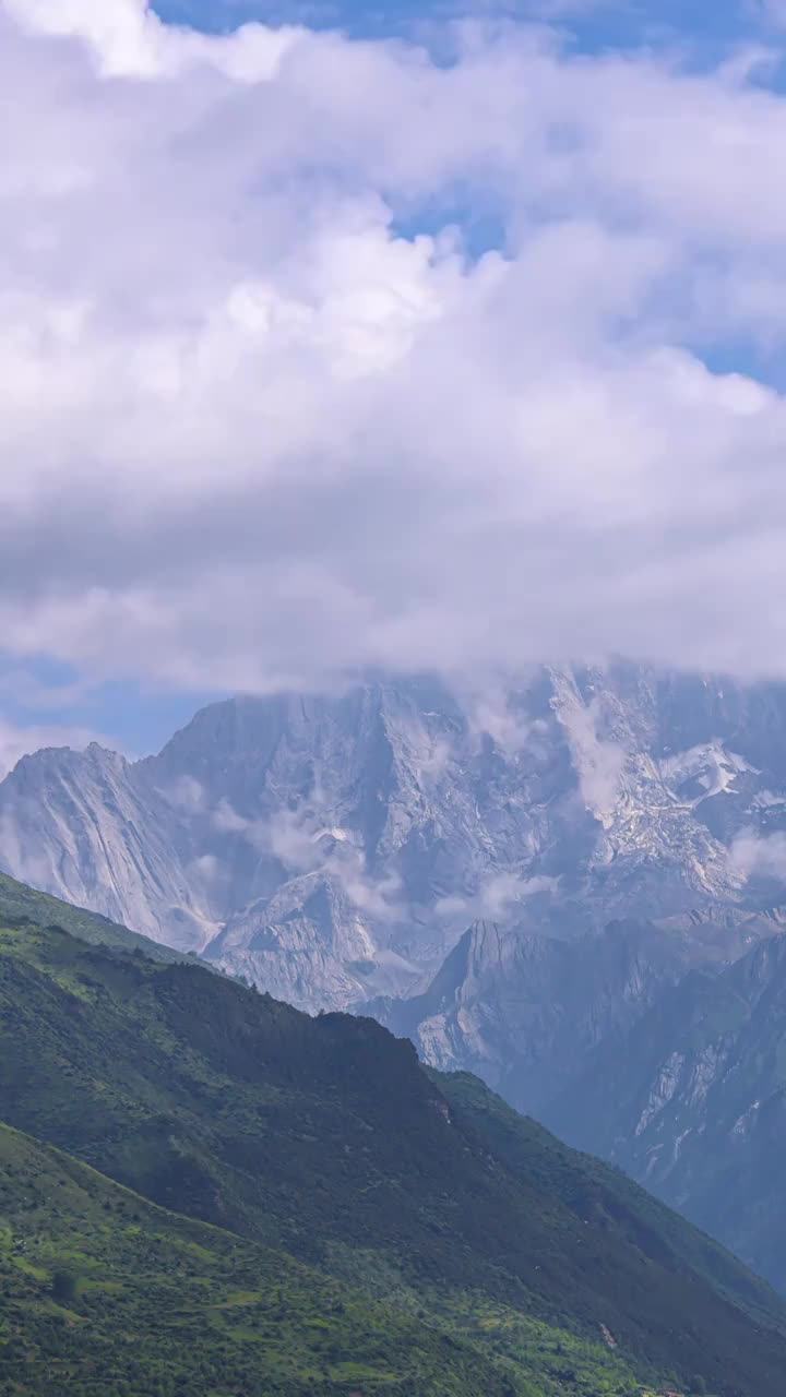 延时雪山风光：巴朗山猫鼻梁观景台眺望四姑娘山视频素材