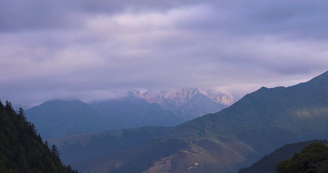 延时山川风光：四姑娘山景区神山上视频素材