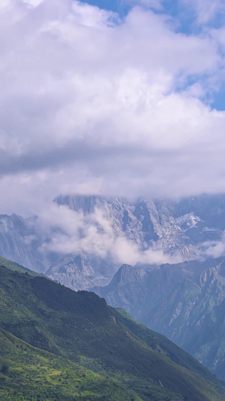 延时雪山风光：巴朗山猫鼻梁观景台眺望四姑娘山视频素材