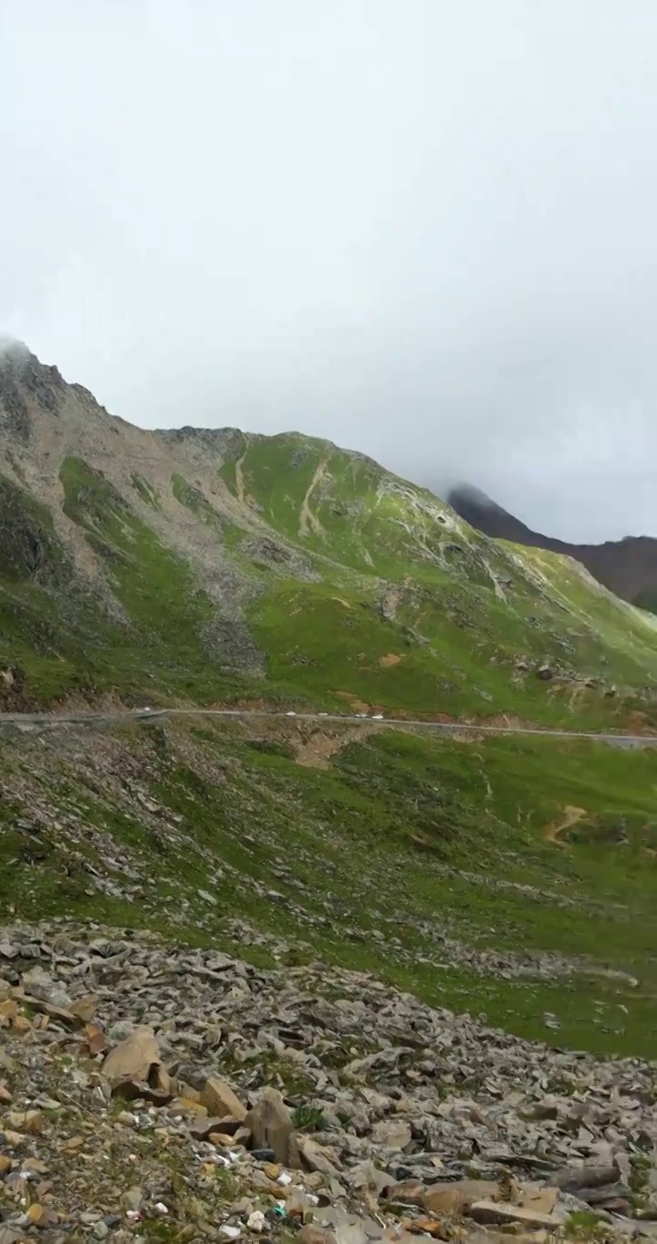 山川公路：巴郎山垭口北边的盘山道路视频素材