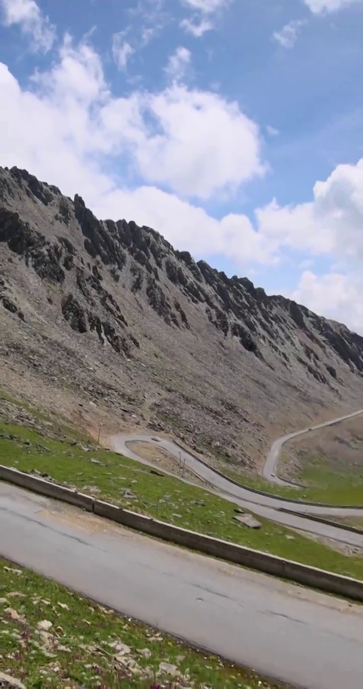 山川公路：巴郎山垭口南边的盘山道路视频素材