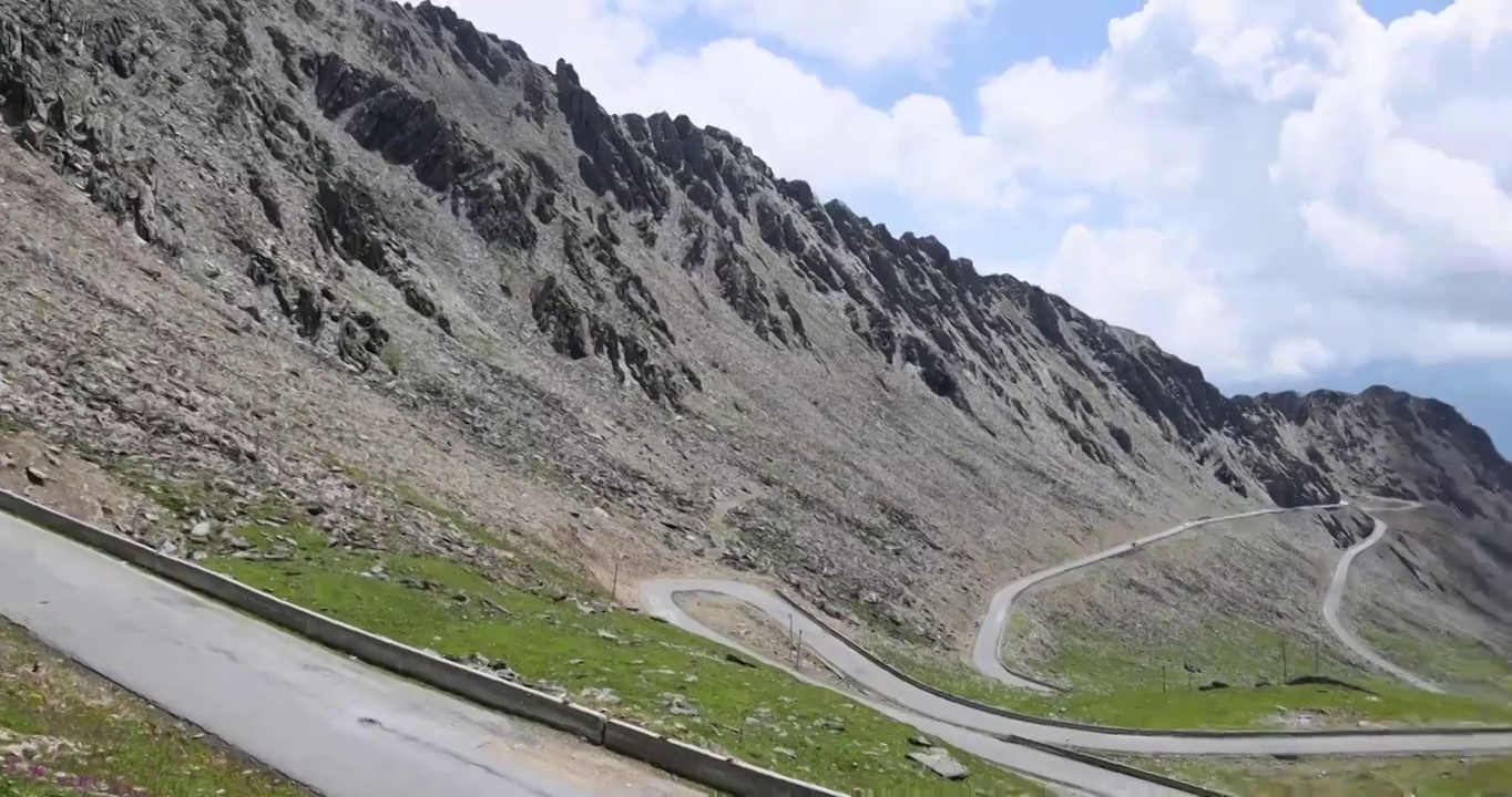 山川公路：巴郎山垭口南边的盘山道路视频素材