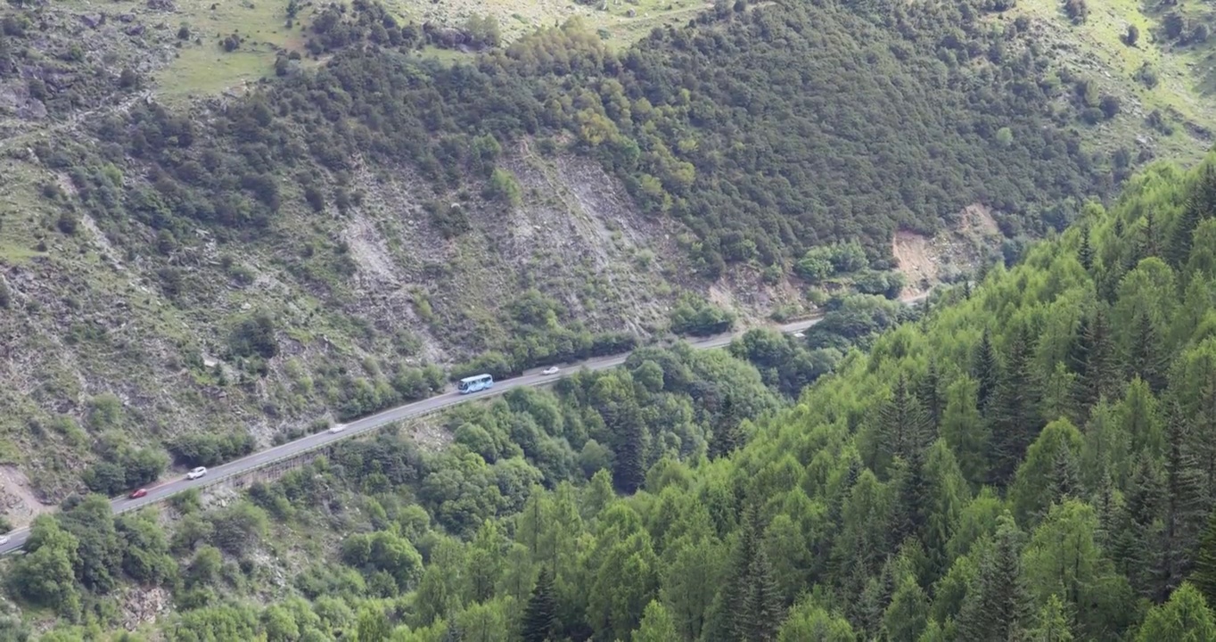 山川公路：通往四姑娘山镇的G350视频素材