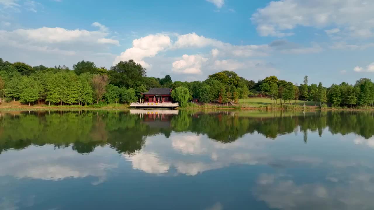 航拍钟山风景区燕雀湖风光视频素材