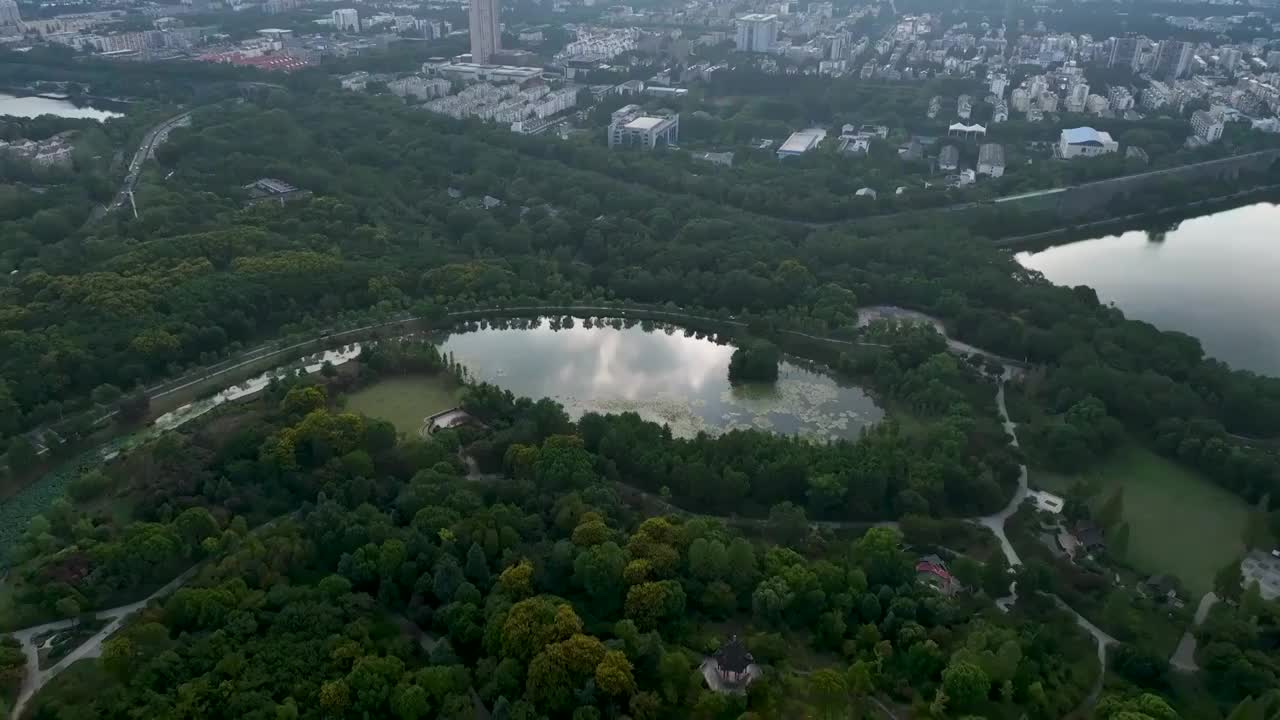 航拍钟山风景区燕雀湖风光视频素材