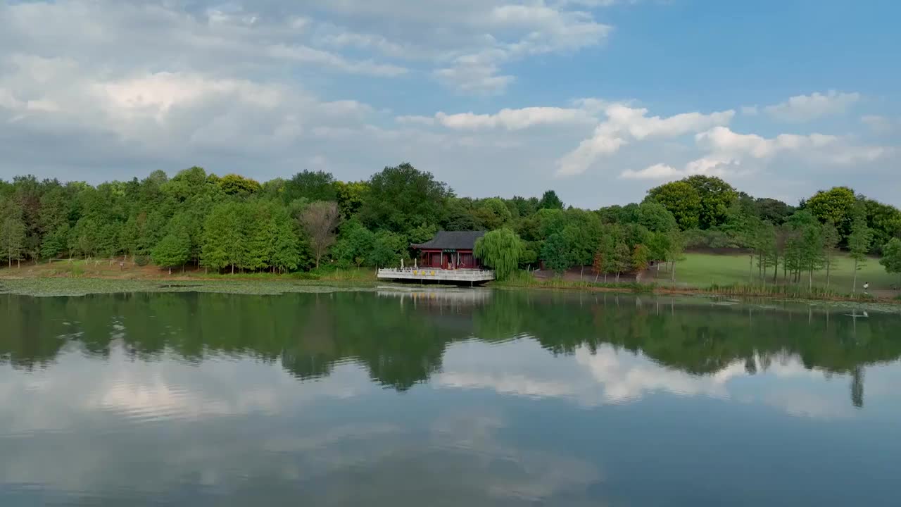 航拍钟山风景区燕雀湖风光视频素材