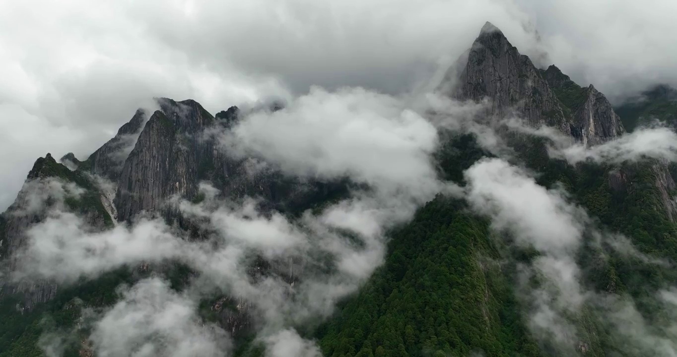 四川牛背山山峰与云海视频素材