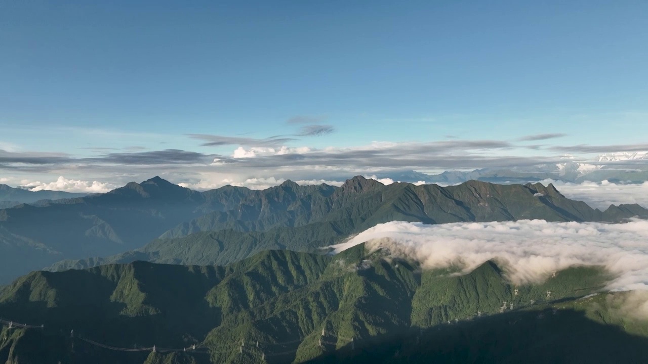 四川牛背山山峰与云海视频素材