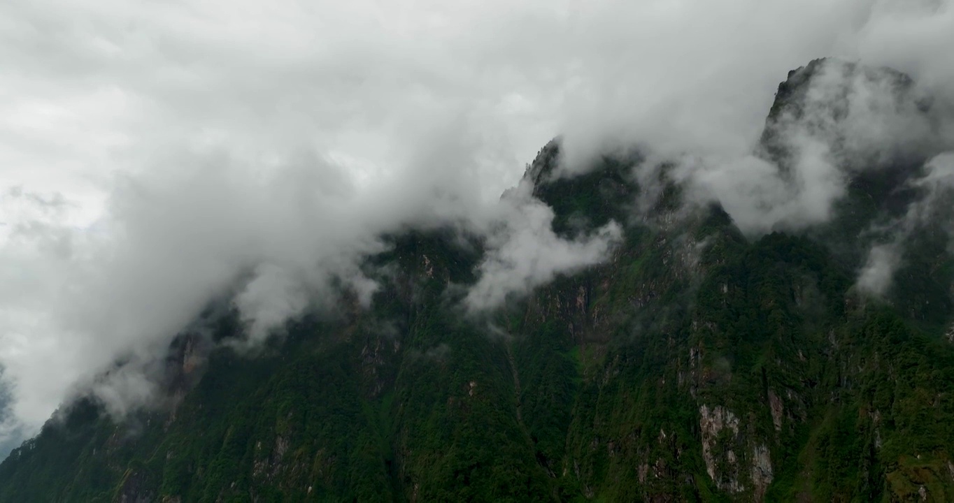 四川牛背山山峰与云海视频素材