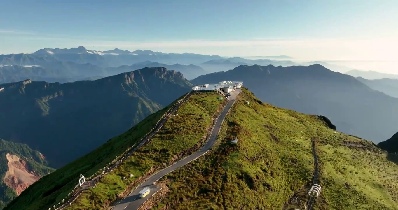 四川牛背山山峰与云海视频素材