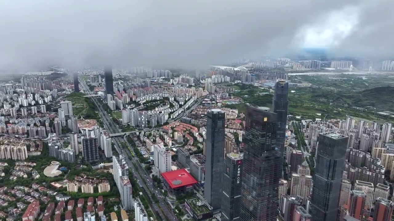 无人机从高空视角，穿过云层，拍摄雨后南宁市中心的城市风光视频素材