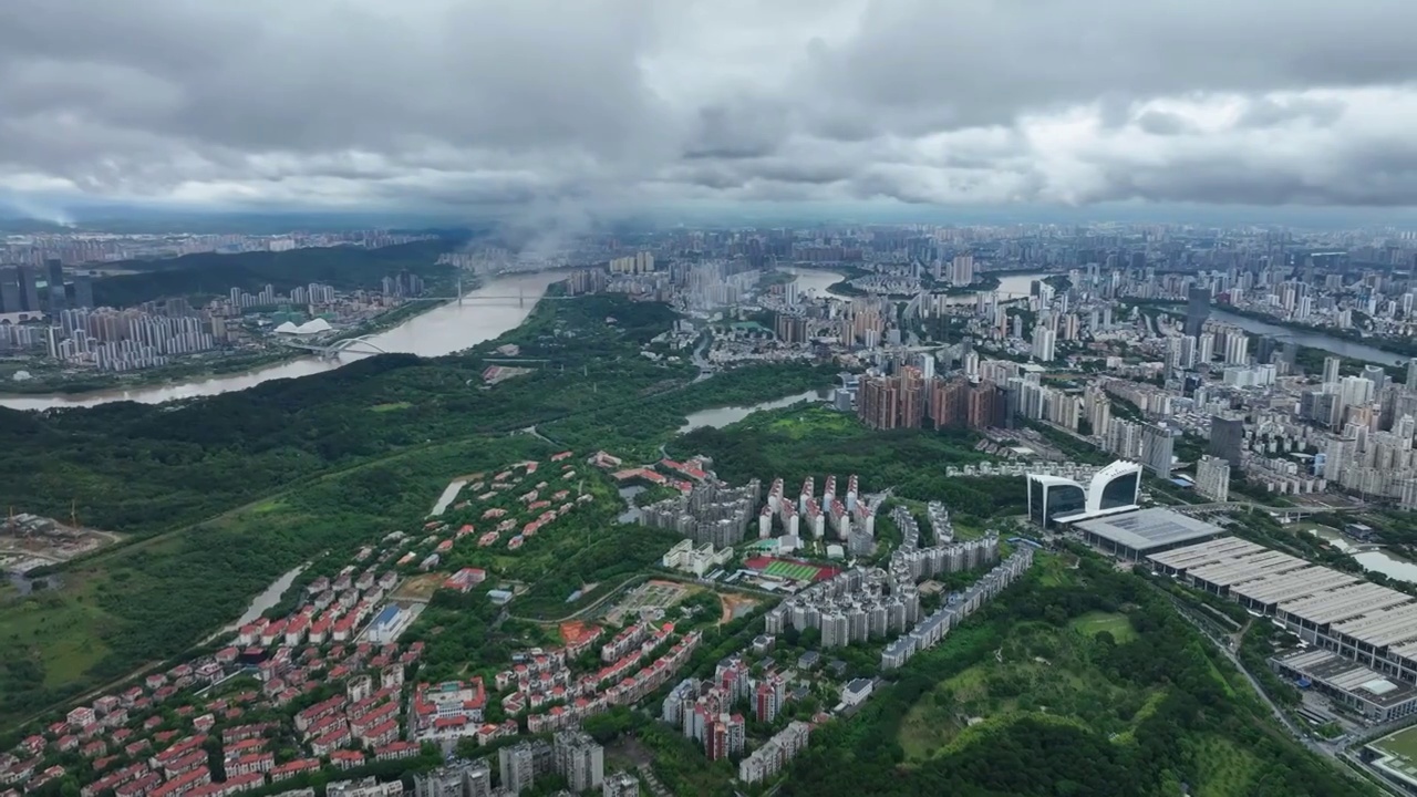 无人机从高空视角，穿过云层，拍摄雨后南宁市中心的城市风光视频素材