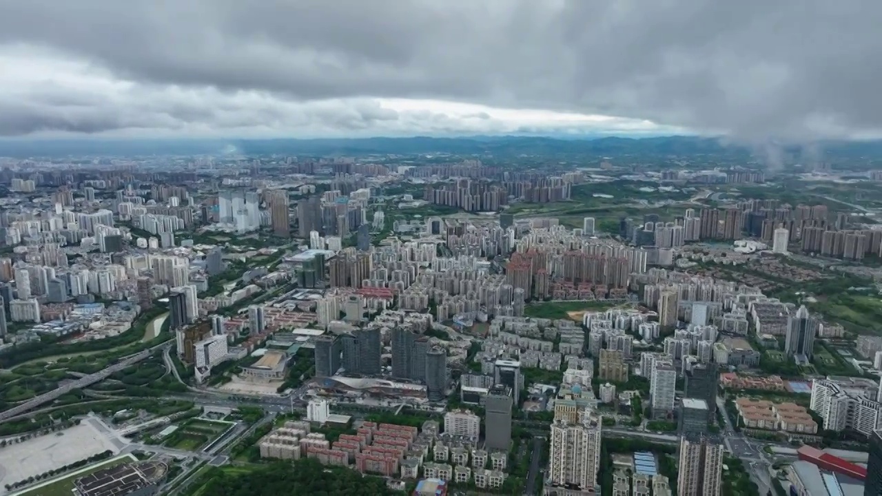 无人机从高空视角，穿过云层，拍摄雨后南宁市中心的城市风光视频素材