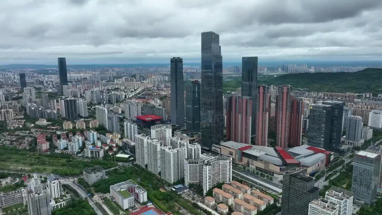 无人机从高空视角，穿过云层，拍摄雨后南宁市中心的城市风光视频下载