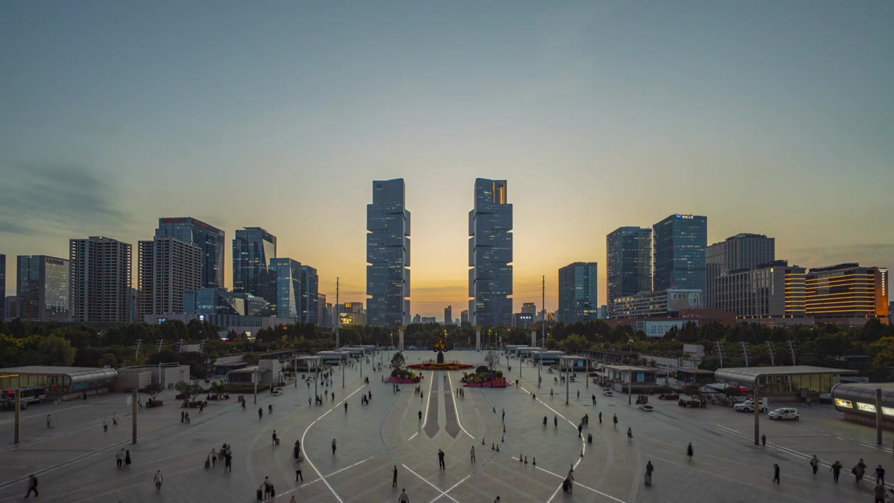 河南郑州东站双子塔绿地中心日转夜延时摄影视频素材画面2