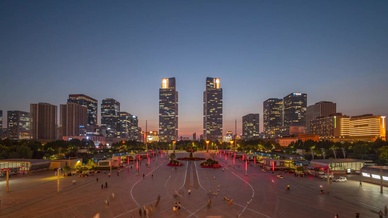 河南郑州东站双子塔绿地中心日转夜延时摄影视频素材画面4