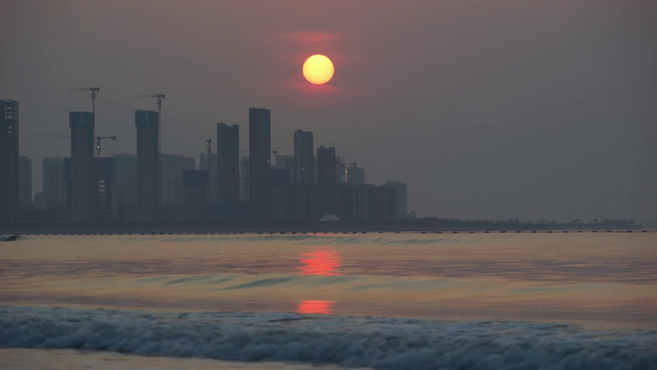 太阳在海面冉冉升起视频素材