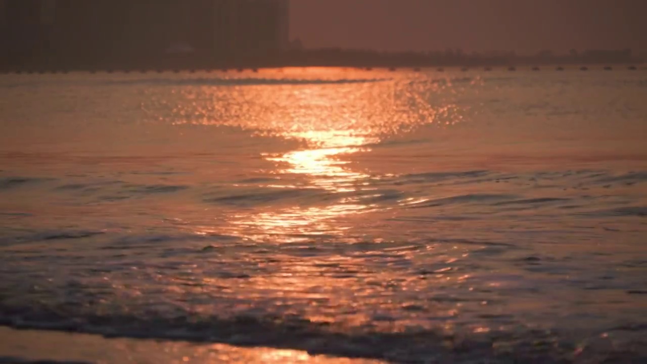 太阳在海面冉冉升起视频素材